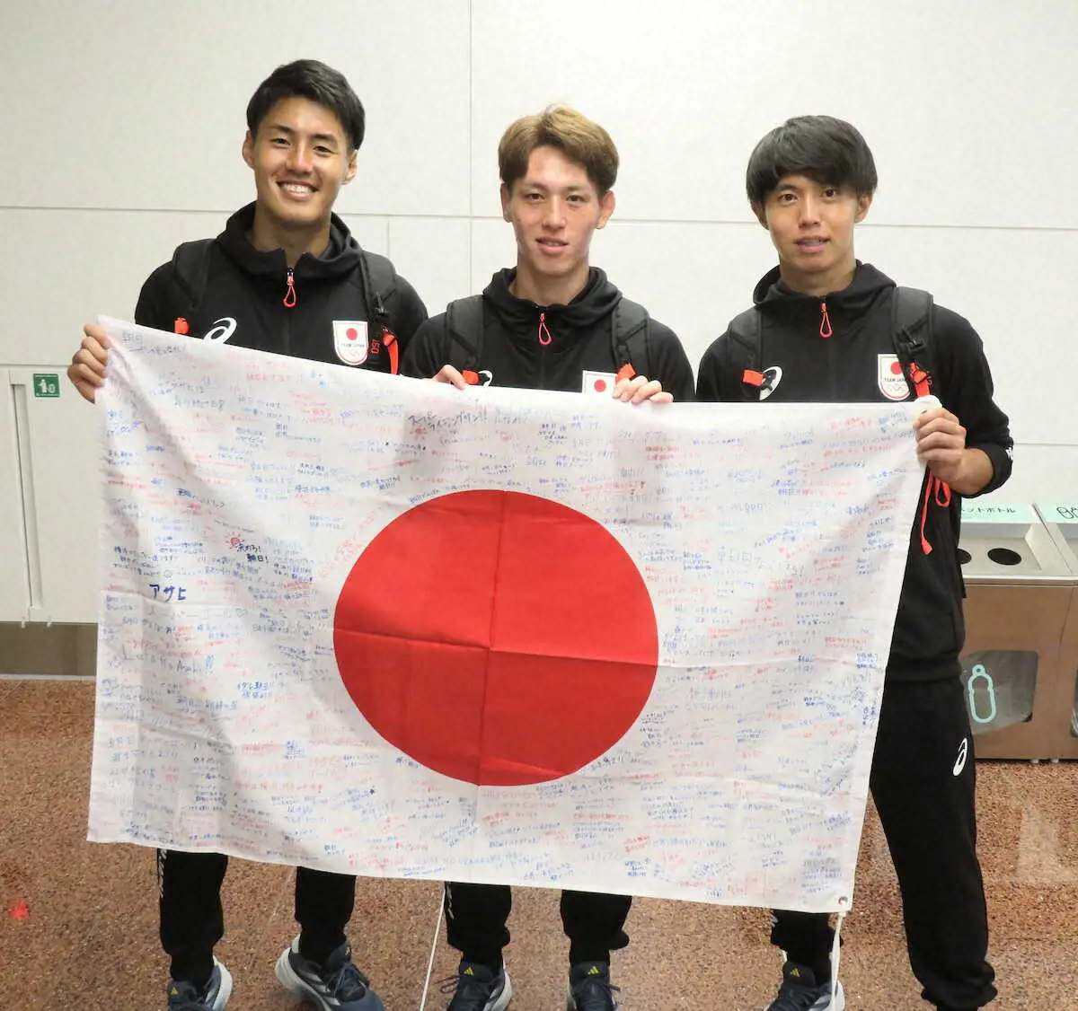 【画像・写真】U23バックアップの3人がパリ五輪に出発　追加招集の植中は「ゴールに直結するようなプレーを」