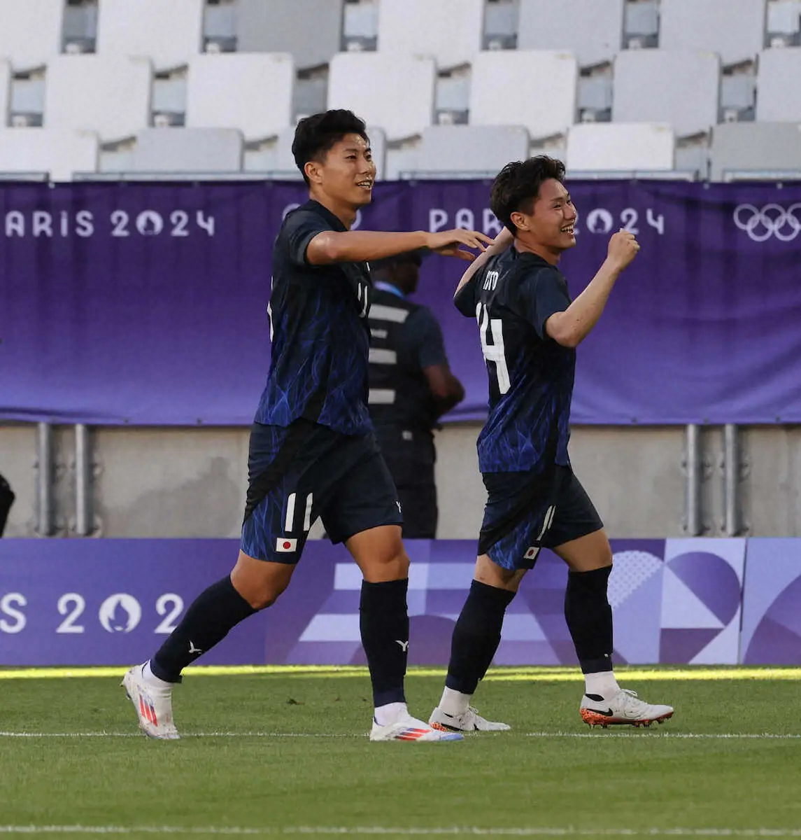 【画像・写真】＜日本・パラグアイ＞前半、三戸（右）は先制ゴールを決めガッツポーズ（撮影・小海途　良幹）