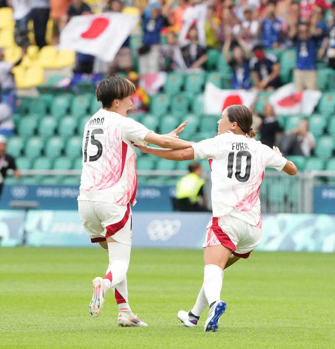 【画像・写真】＜日本・スペイン＞前半、先制ゴールを決め喜ぶ藤野（左）（撮影・岡田　丈靖）