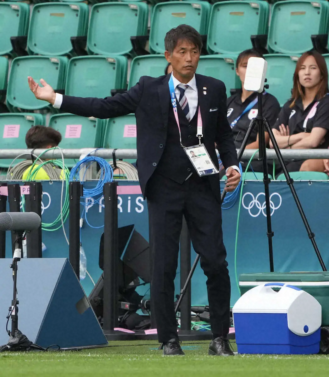 【画像・写真】＜日本・スペイン＞前半、指示を出す池田監督（撮影・岡田　丈靖）