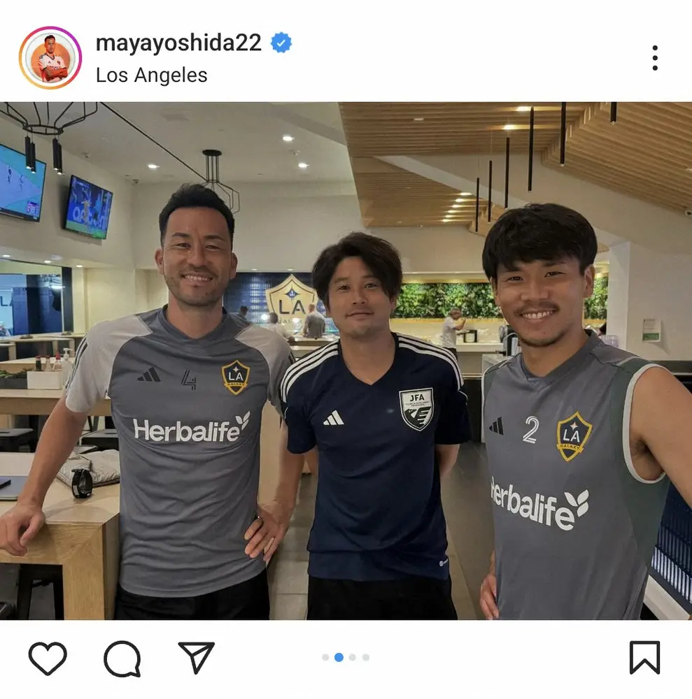 【画像・写真】吉田麻也　「最近の来客1」元サッカー日本代表との2ショットに「さすが仲良し」「散歩隊出陣！？」の声