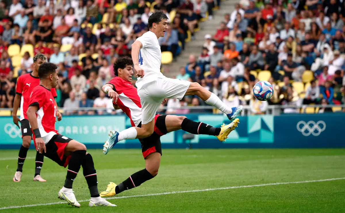 【画像・写真】＜パリ五輪サッカー男子　ウズベキスタン・エジプト＞ゴール前でシュートを放つも…無得点に終わったウズベキスタン代表ショムドロフ（右）（ロイター）