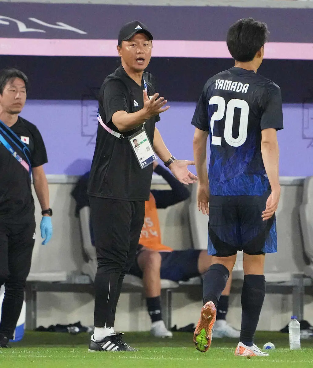 【画像・写真】選手に指示を出す大岩監督（撮影・岡田　丈靖）