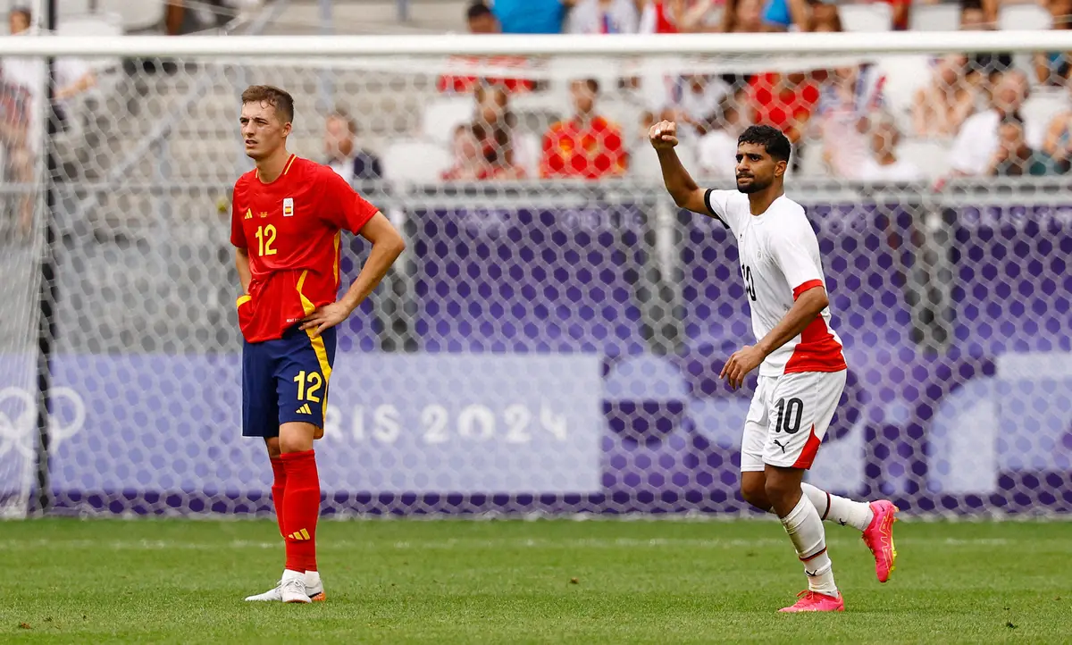 【画像・写真】＜パリ五輪男子サッカー　スペイン・エジプト＞後半、失点し落胆するスペイン代表パチェコ。右はゴールを決め喜ぶエジプト代表FWアデル（ロイター）