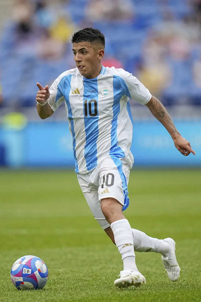 【画像・写真】＜パリ五輪サッカー男子　ウクライナ・アルゼンチン＞ドリブル突破するアルゼンチン代表アルマダ（AP）