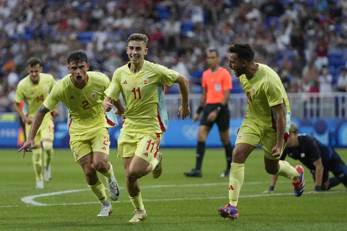 【画像・写真】＜パリ五輪男子サッカー　日本・スペイン＞後半、2点目のゴールを決め喜ぶスペイン代表フェルミンロペス（中央）（AP）