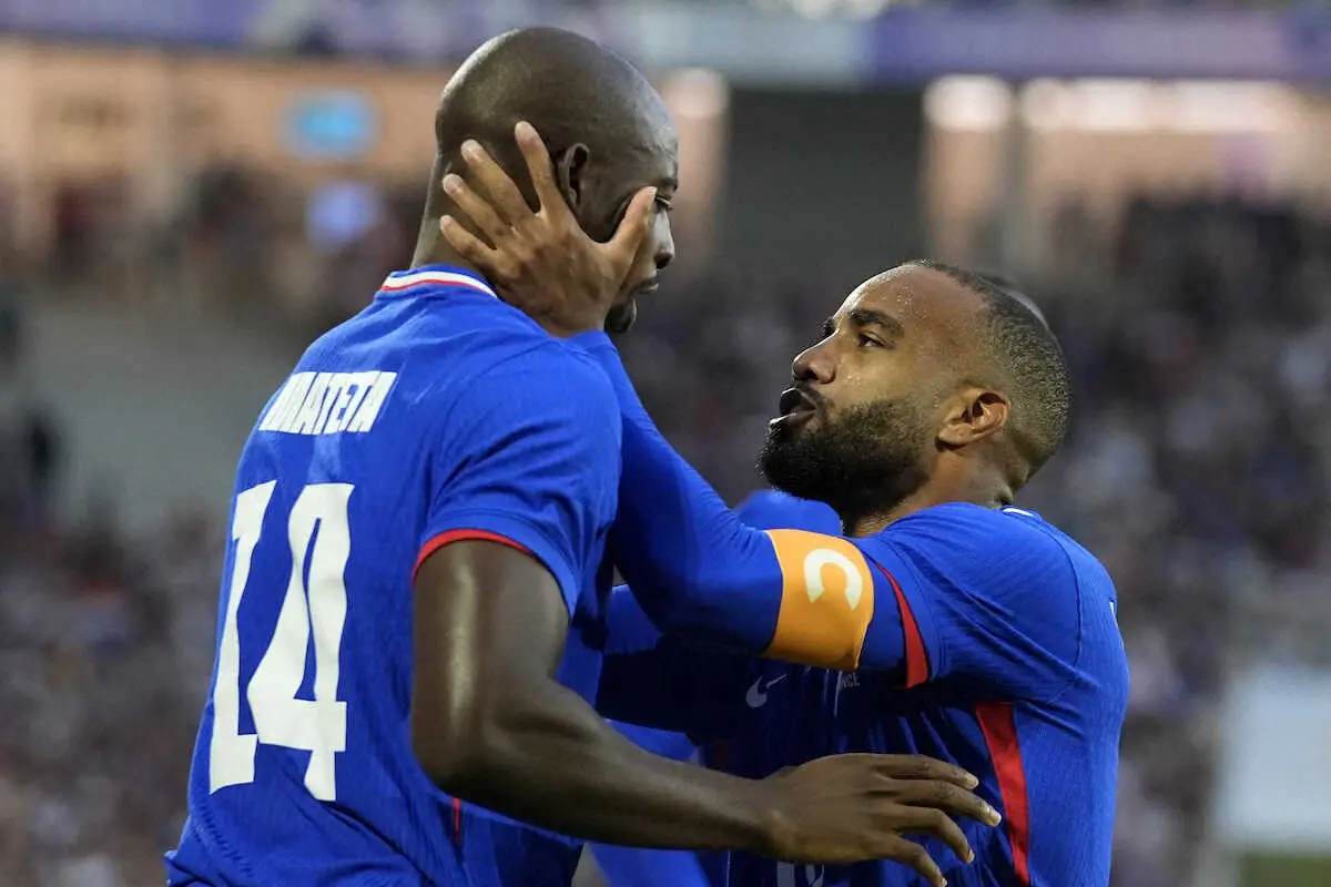 【画像・写真】＜パリ五輪サッカー男子　フランス・アルゼンチン＞前半、先制ゴールを決めたFWマテタ（左）を祝福するフランス代表FWラカゼット（AP）
