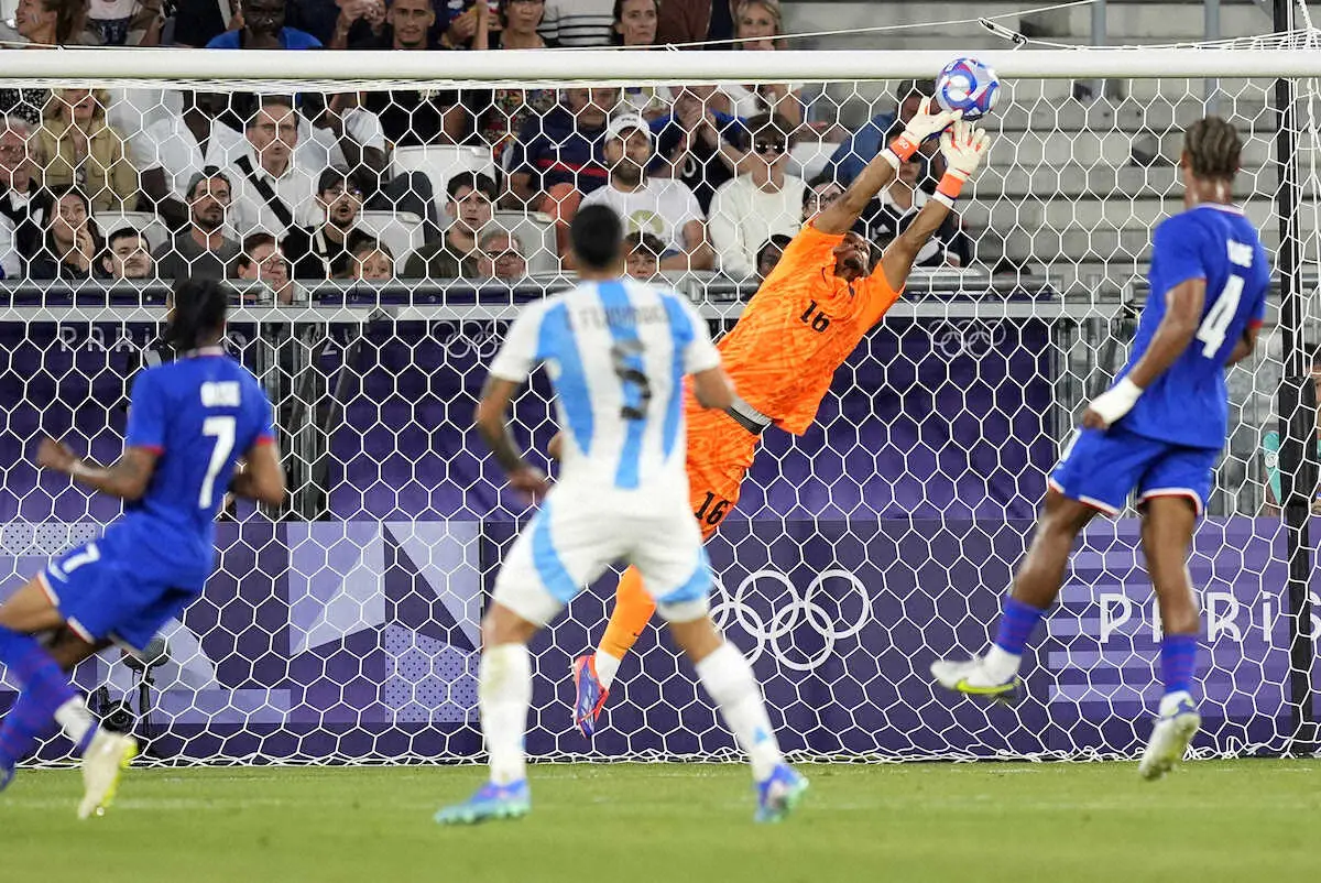 【画像・写真】＜パリ五輪サッカー男子　フランス・アルゼンチン＞前半、ファインセーブを見せるフランス代表GKレステ（中央奥）（AP）