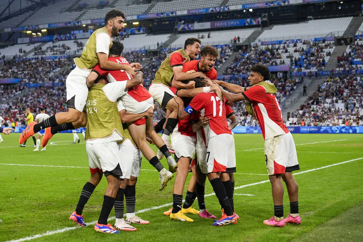 【画像・写真】＜パリ五輪サッカー男子　エジプト・パラグアイ＞後半、同点に追いつき喜ぶエジプト代表イレブン（AP）