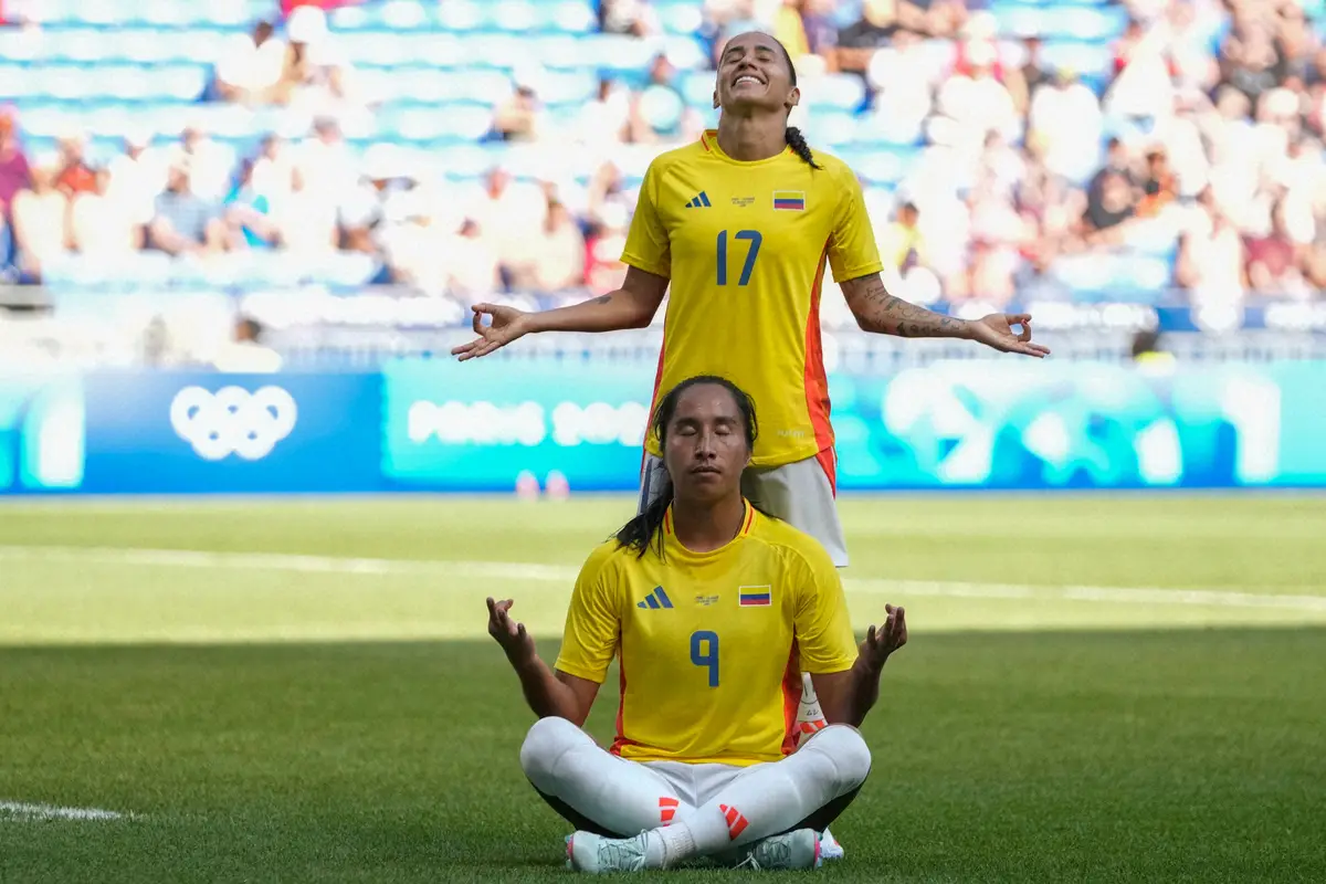 【画像・写真】＜パリ五輪サッカー女子　スペイン・コロンビア＞前半、先制ゴールを決め喜ぶコロンビア代表FWラミレス（手前）（ロイター）