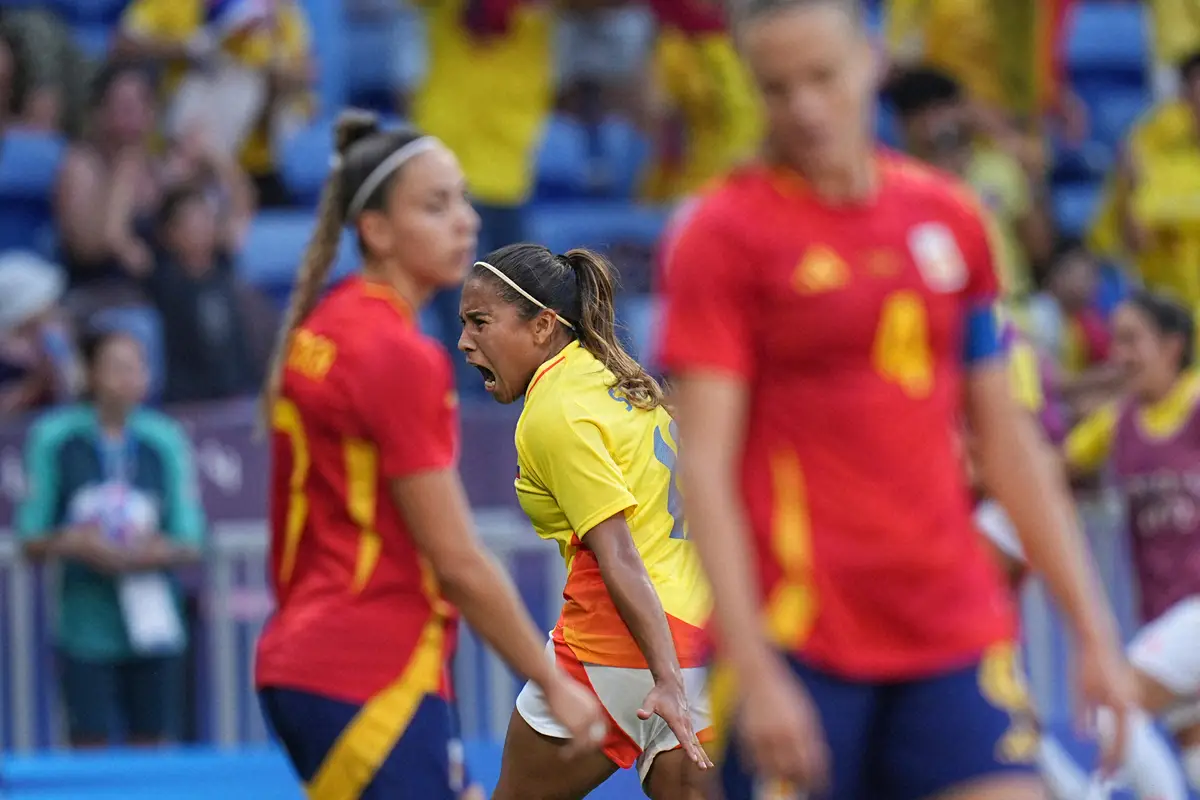 【画像・写真】＜パリ五輪サッカー女子　スペイン・コロンビア＞後半、ゴールを決め喜ぶコロンビア代表サントス。手前は落胆するスペイン代表イレブン（AP）