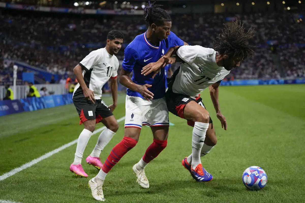 【画像・写真】＜パリ五輪サッカー男子　フランス・エジプト＞前半、競り合うエジプト代表エルネニー（右）（AP）