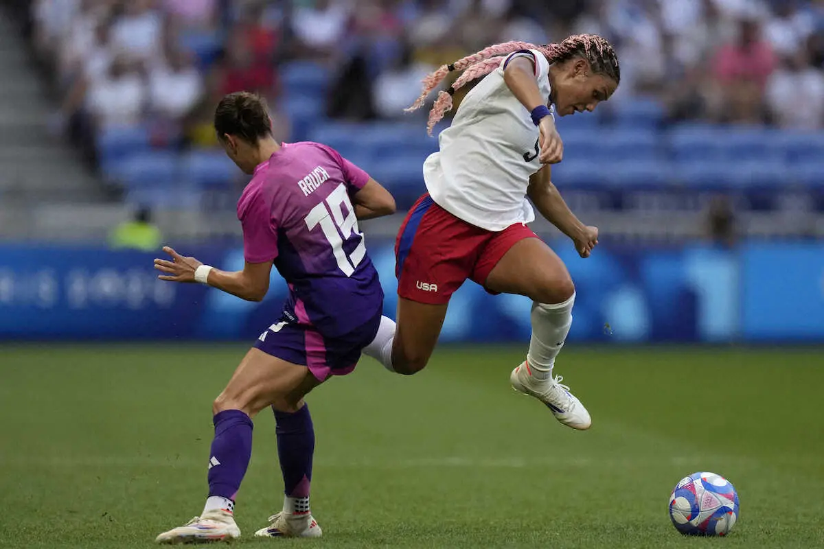 【画像・写真】＜パリ五輪サッカー女子　米国・ドイツ＞前半、ドリブル突破する米国代表のロッドマン（右）（AP）