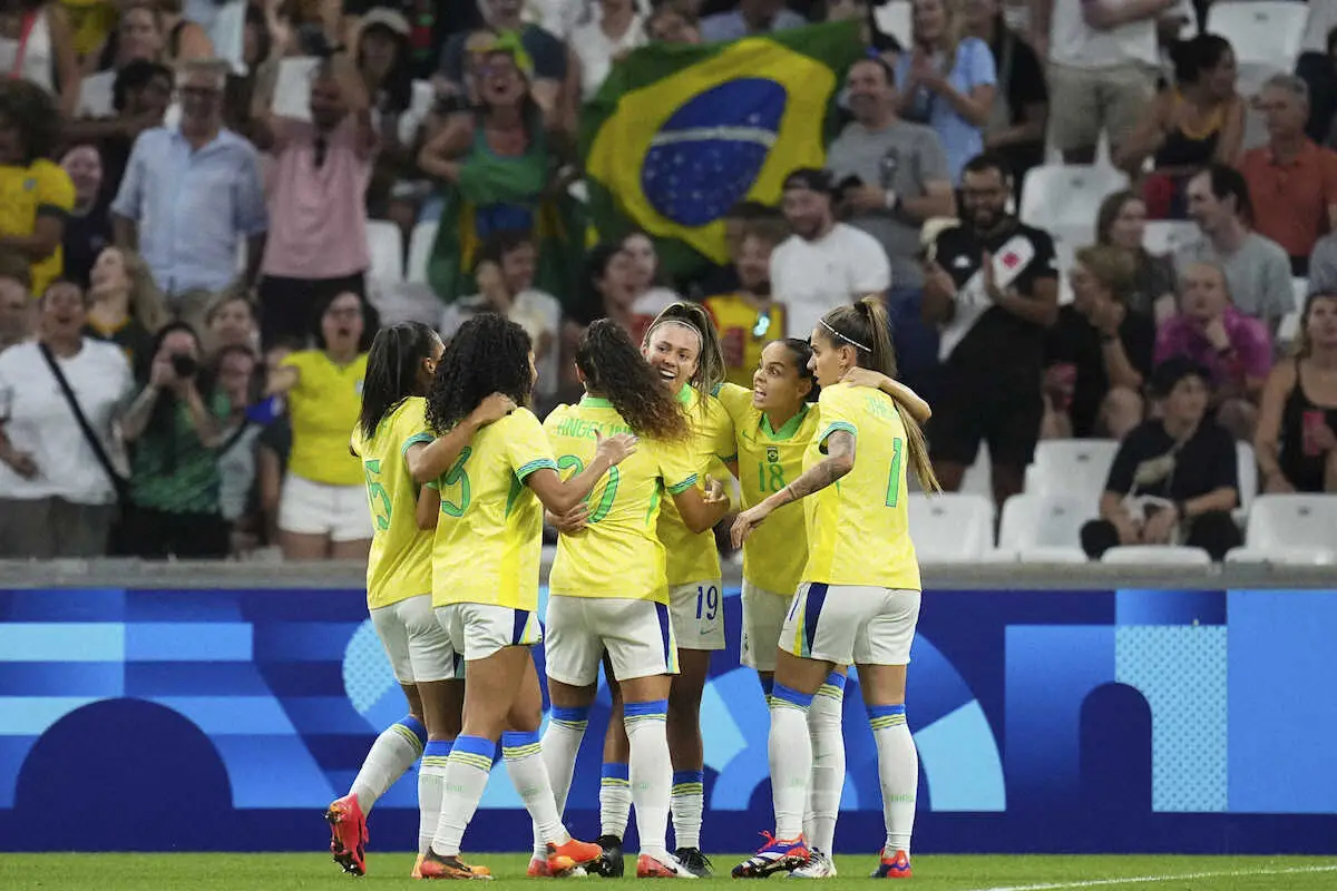 【画像・写真】＜パリ五輪サッカー女子　ブラジル・スペイン＞前半、先制ゴールが決まり喜ぶブラジル代表イレブン（AP）