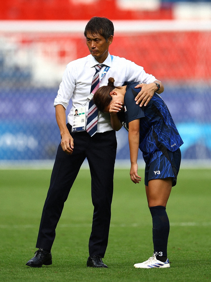 【画像・写真】涙に暮れる長野（右）をなぐさめる池田監督（ロイター）