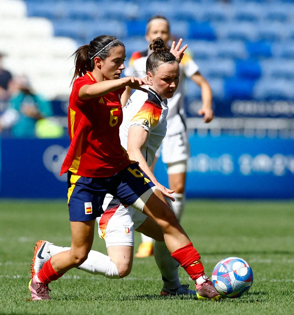 【画像・写真】＜パリ五輪サッカー女子　スペイン・ドイツ＞競り合うスペイン代表ボンマティ（左）（ロイター）