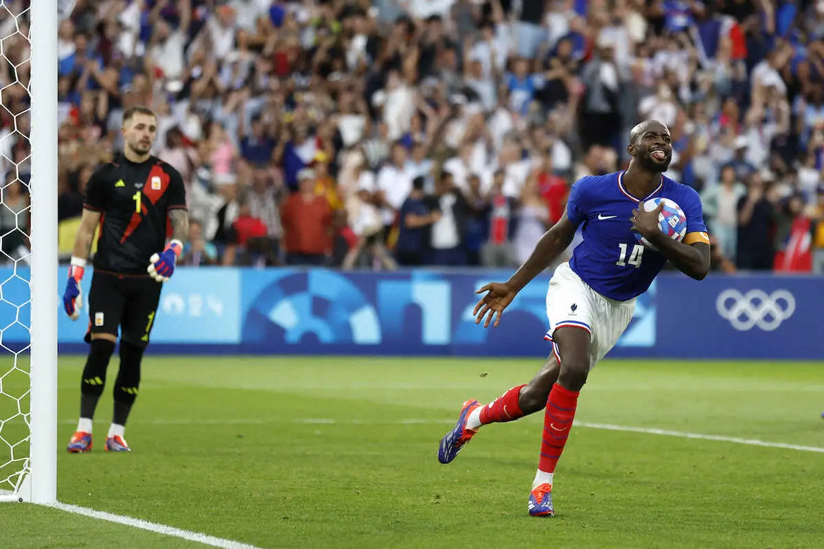 【画像・写真】＜パリ五輪男子サッカー　フランス・スペイン＞後半アディッショナルタイム、PKから同点ゴールを決め喜ぶフランス代表マテタ（AP）
