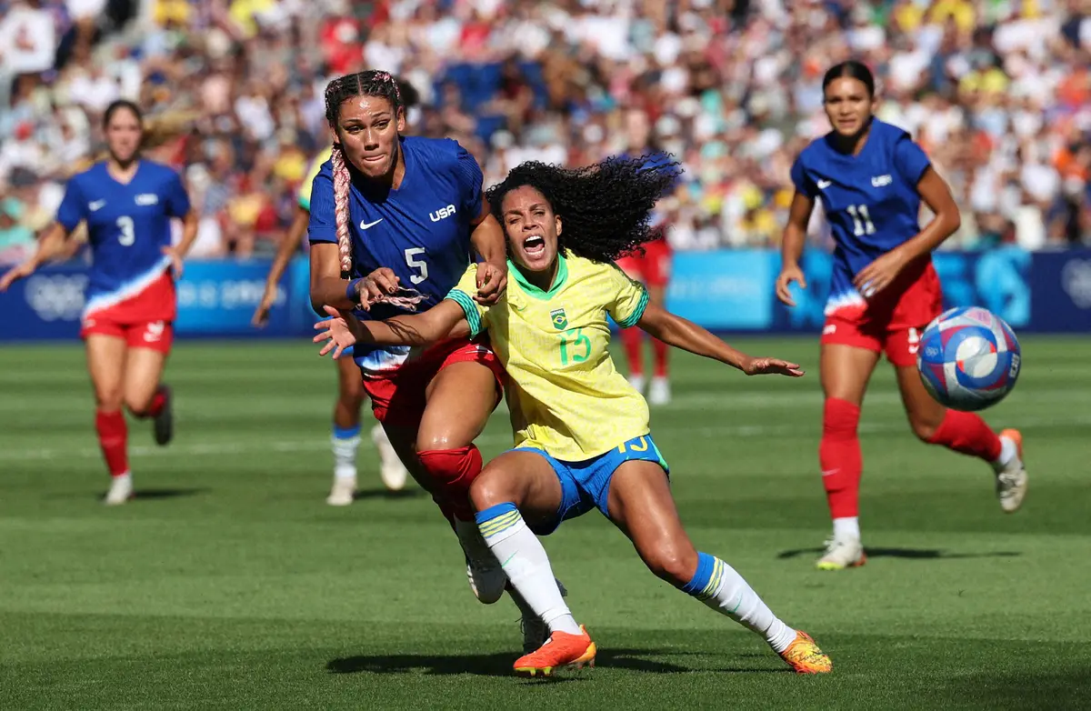 【画像・写真】＜パリ五輪サッカー女子　ブラジル・米国＞前半、競り合う米国代表ロッドマン（左）（ロイター）