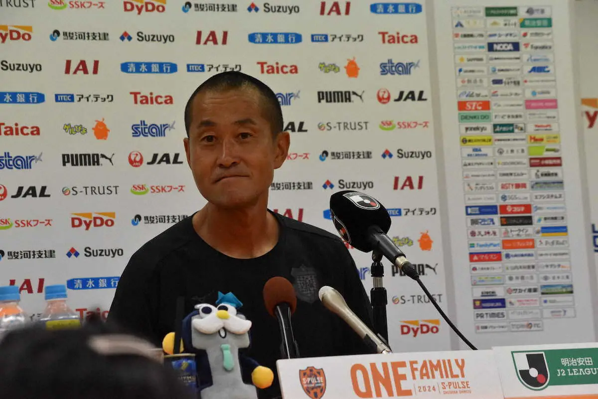 【画像・写真】J2甲府・大塚監督　FWアダイウトン一発退場のシーンに言及「我々にとって厳しいジャッジではあった」