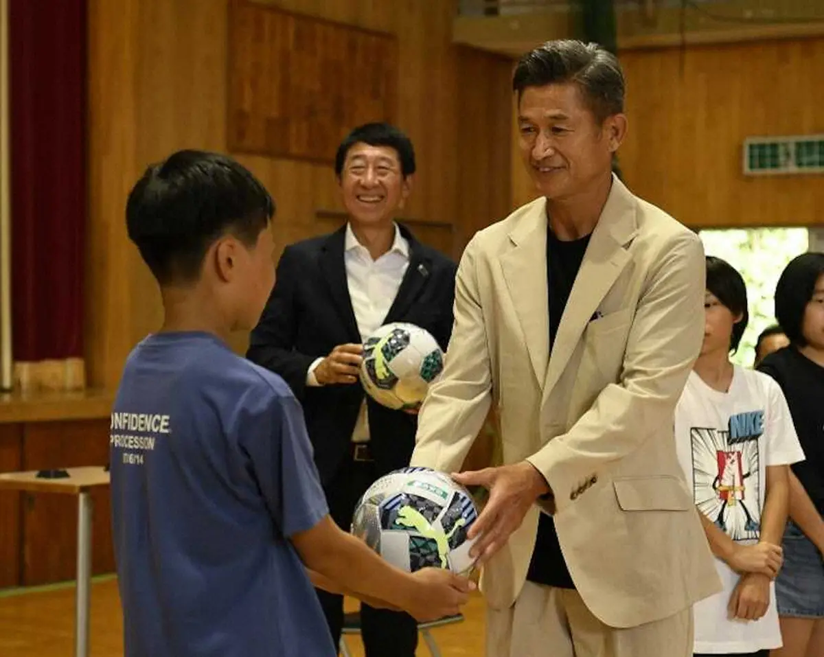 【画像・写真】庄内小学校を訪問しサッカーボールを贈呈する三浦知良