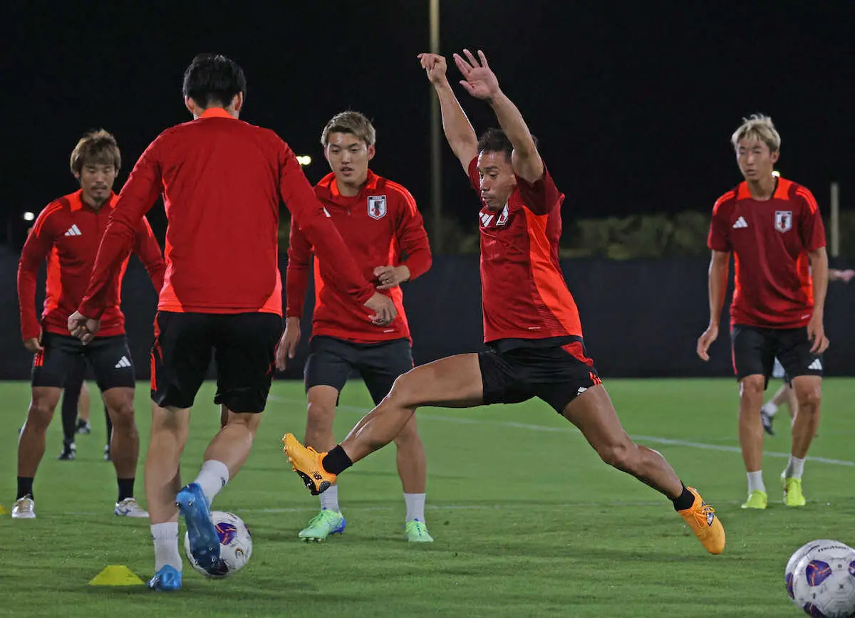 【画像・写真】＜サッカー日本代表練習＞練習に汗を流す長友（右から2人目）（撮影・西海健太郎）