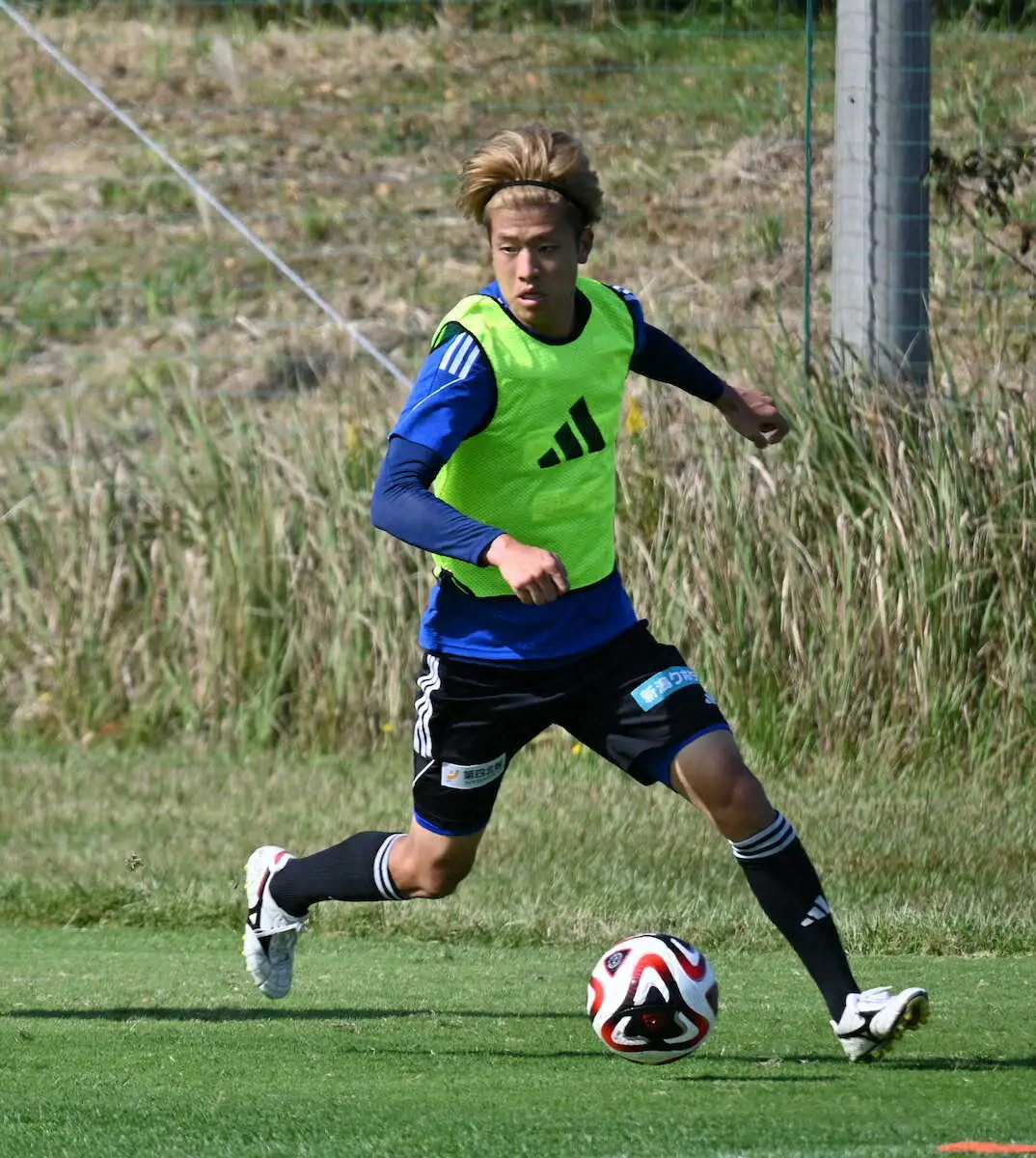 【画像・写真】背後へのランニングで攻撃を引っ張ろうと意気込む長谷川元