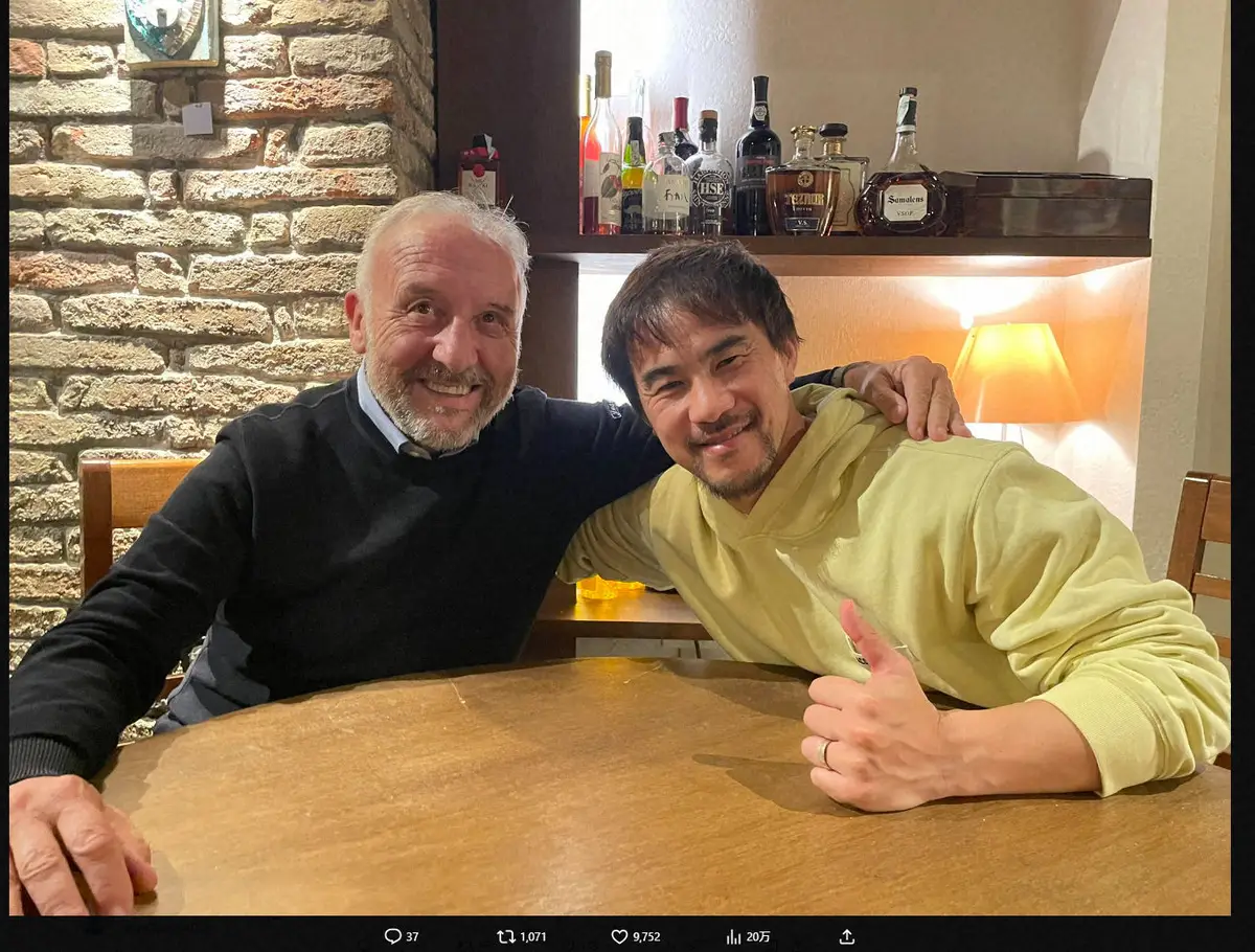 【画像・写真】岡崎慎司氏、日本代表で師事した世界的名将との再会を報告　「たまらん」「何語で話す？」の声