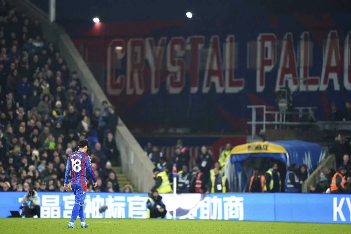 【画像・写真】クリスタルパレス鎌田、危険タックルで一発レッドカード　英メディア「ハイタックルで危険な行為」