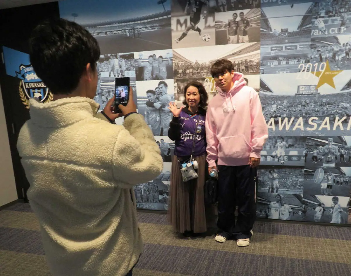 【画像・写真】クラブハウス見学者と記念撮影に応じる脇坂（右奥）