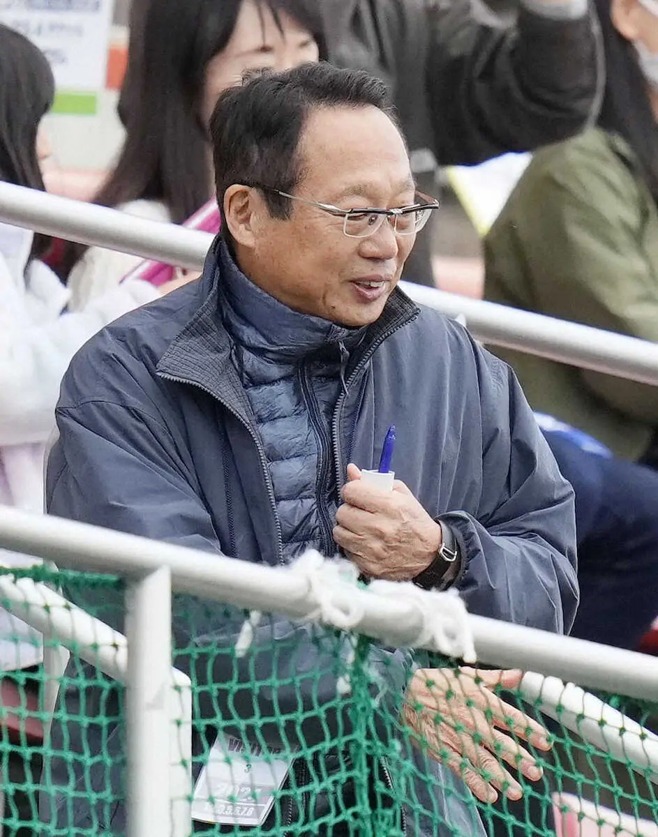 【画像・写真】　鳥取に大勝しJ2初昇格を決め、笑顔を見せる今治の岡田武史会長＝Axis