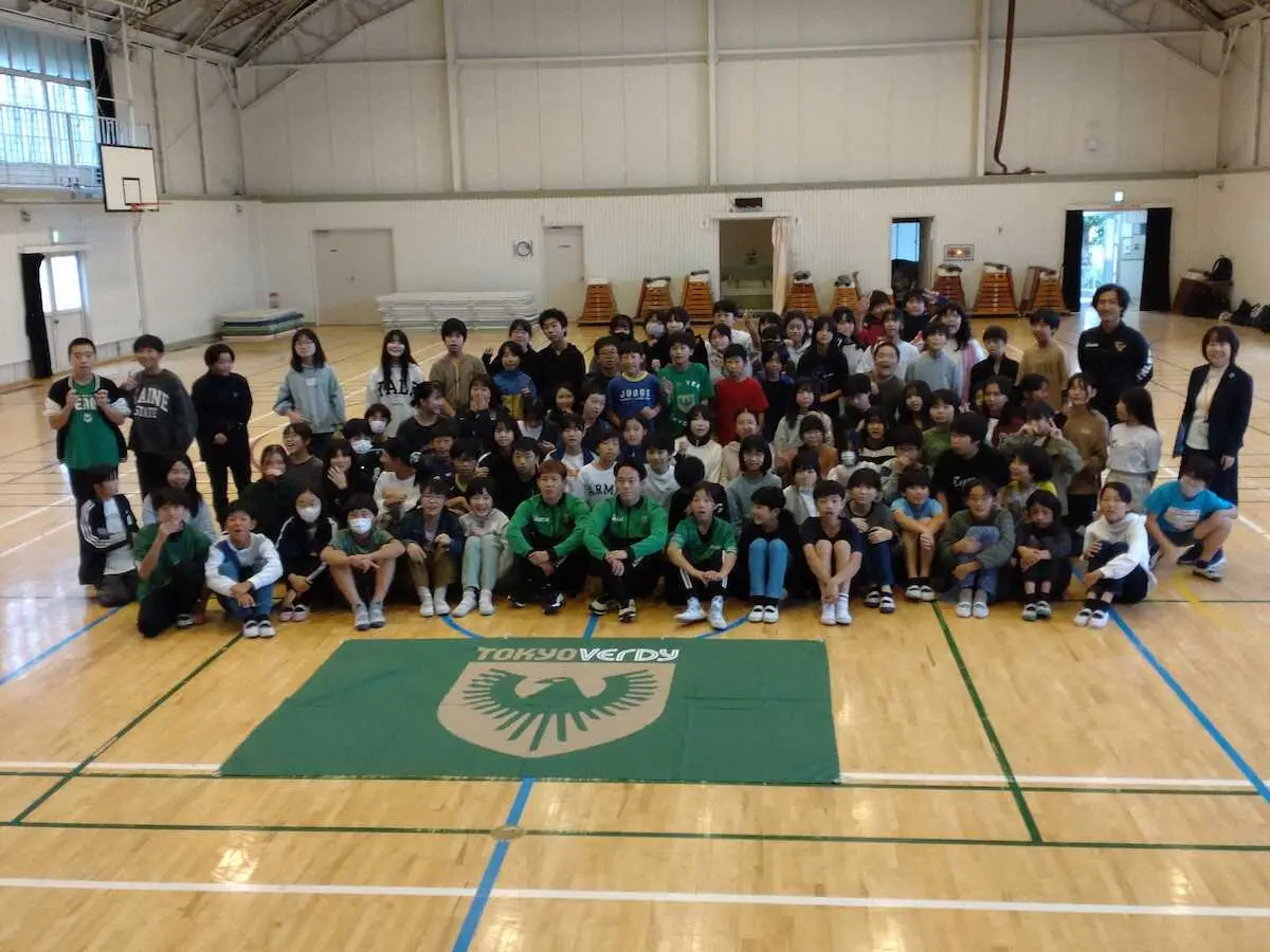 【画像・写真】東京Vの森田らが地域の小学校で交流　「すごく大事なこと」