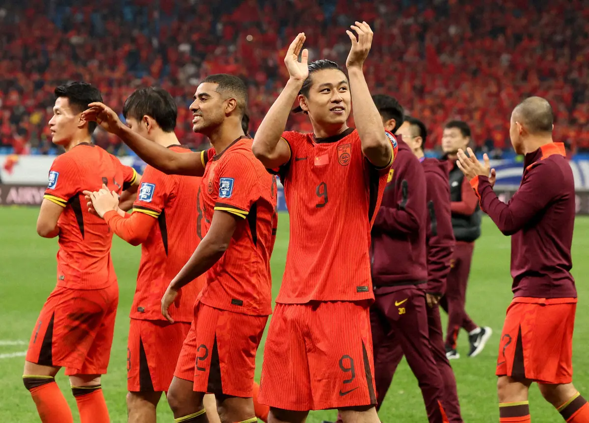 【画像・写真】＜中国・インドネシア＞W杯アジア最終予選初勝利を飾り、喜ぶFW張玉寧（手前中央）ら中国代表イレブンら（ロイター）