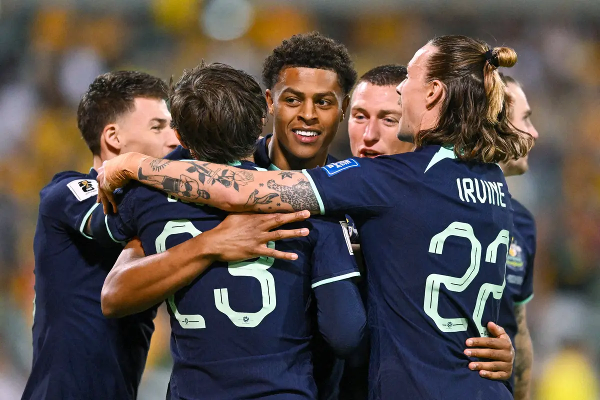 【画像・写真】チームメートに祝福されるオーストラリア代表のイェンギ（中央）（AP）