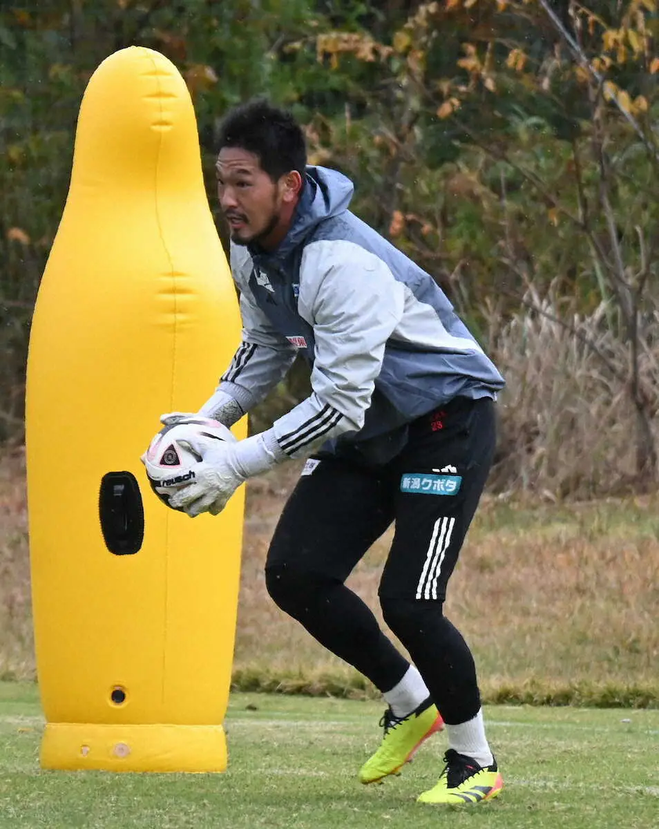 【画像・写真】新潟GK吉満　雰囲気づくりでチーム貢献　「やり続けることが一番大事」