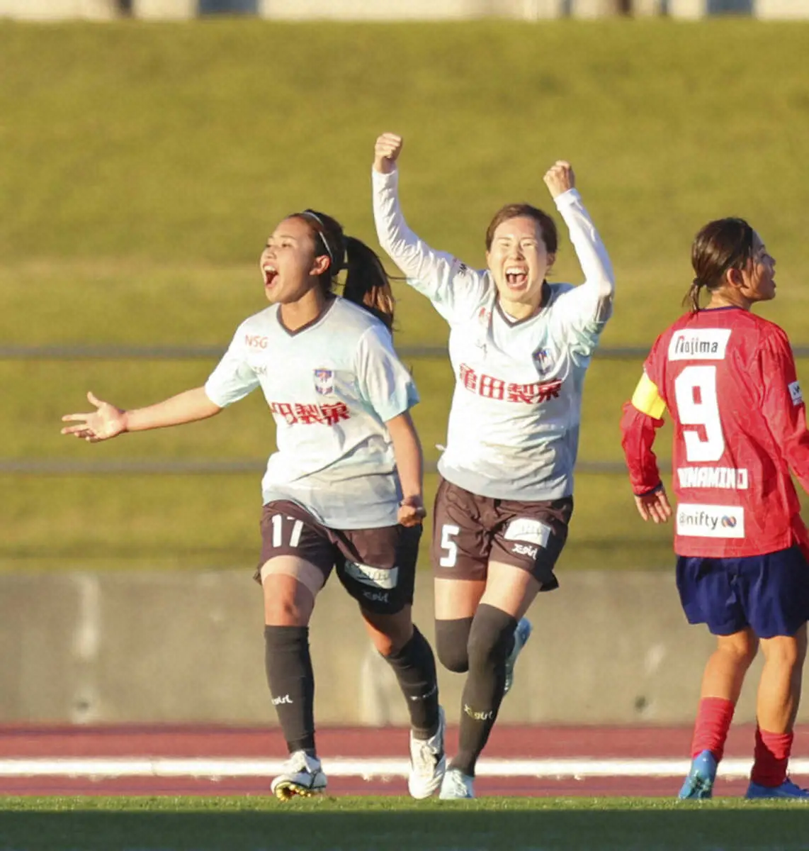 【画像・写真】この日2点目を決めて喜ぶ滝川（左、WEリーグ提供）