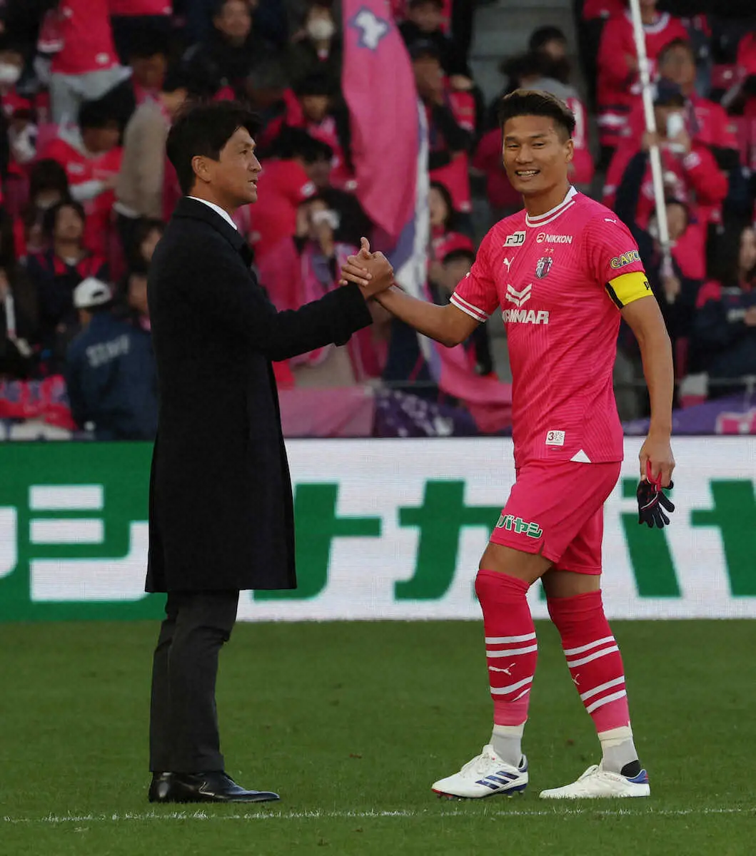 【画像・写真】引退するC大阪・山下主将が終了間際に出場　サポーターら周囲に感謝を伝え、涙ぐむ