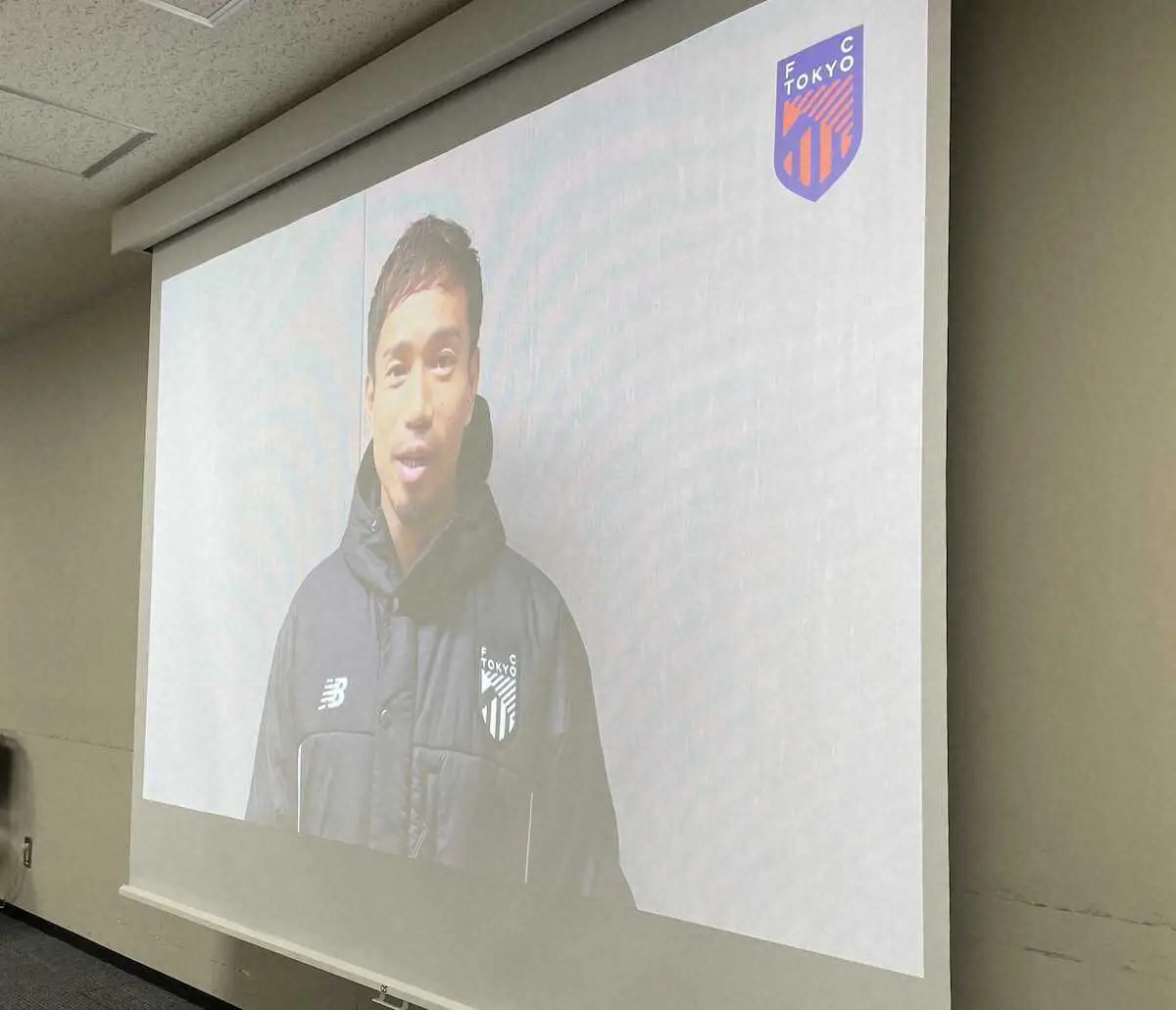 【画像・写真】明大サッカー部Jリーグ内定者会見　OBの長友佑都が動画でサプライズ登場