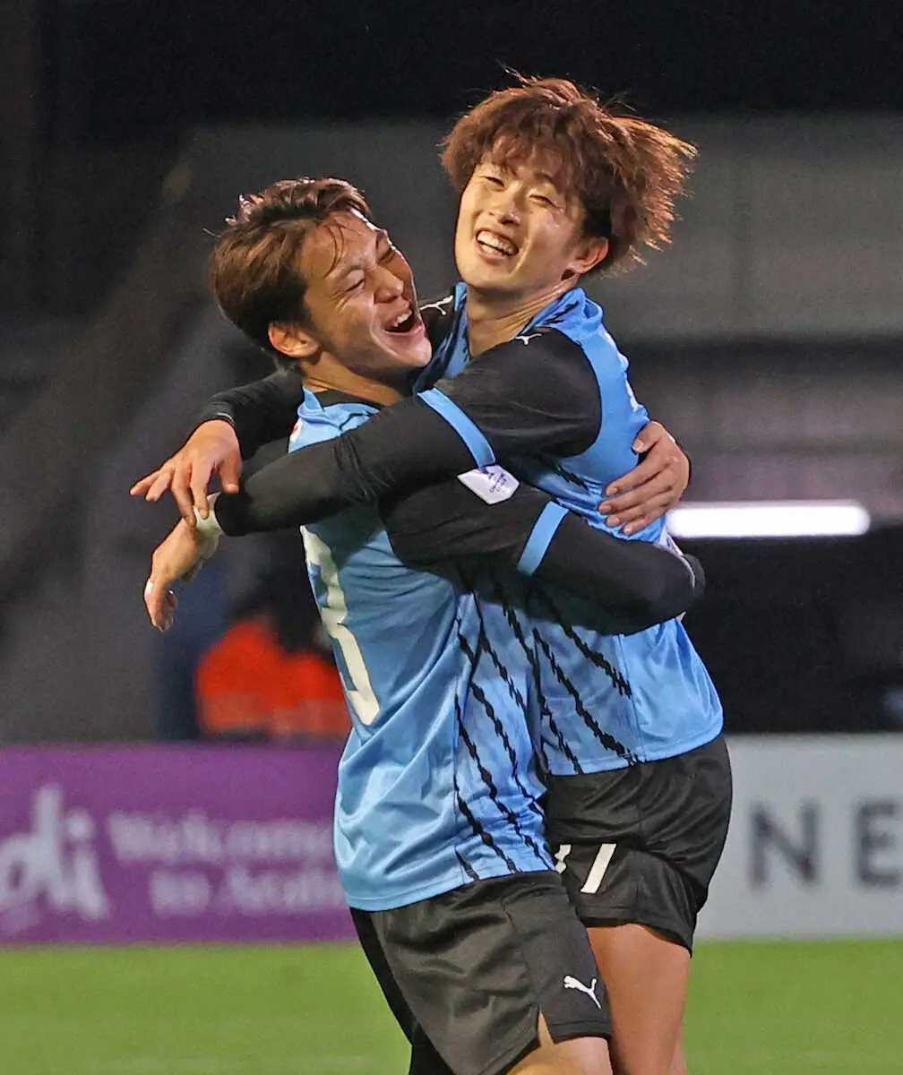 【画像・写真】＜ACLE　川崎F・山東＞前半、ゴールを決め喜ぶ川崎F・山本（右）（撮影・西海健太郎）