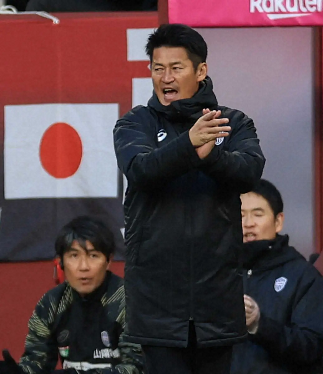 【画像・写真】＜神戸・湘南＞前半、選手を鼓舞する神戸　吉田監督（撮影・中辻　颯太）
