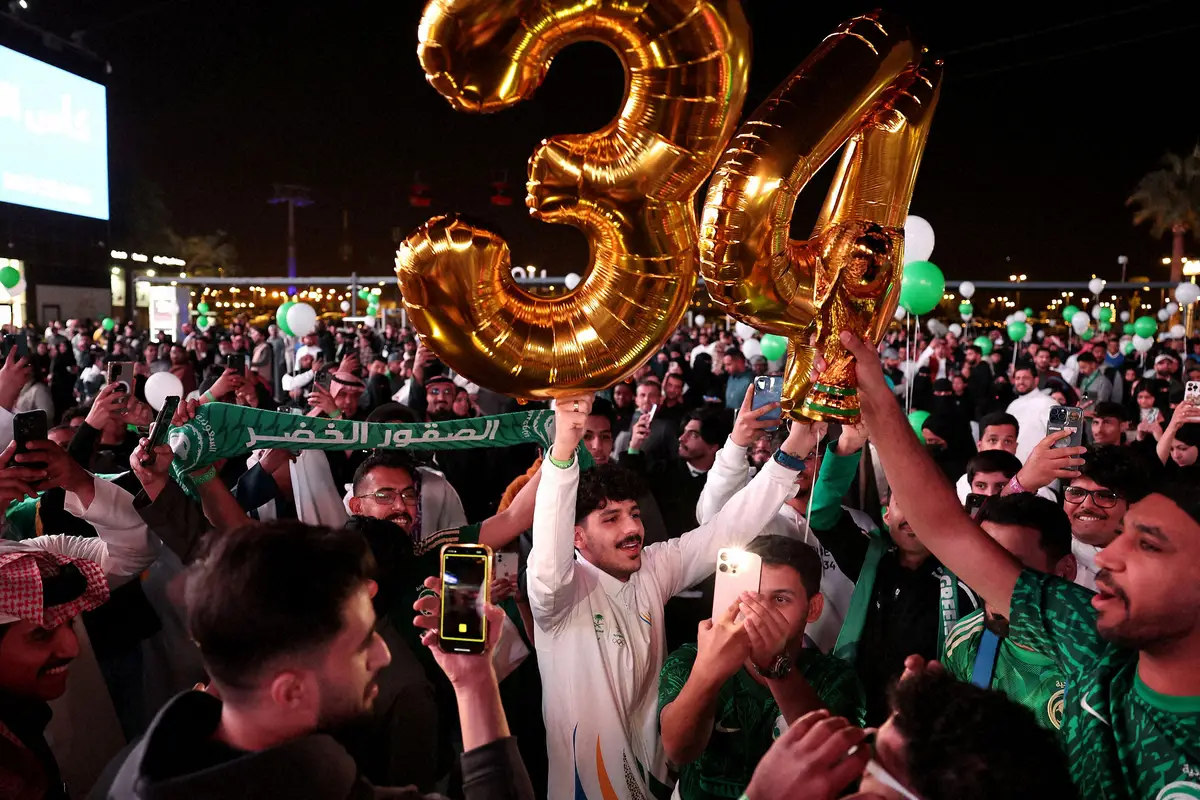 【画像・写真】34年サウジW杯が正式決定し喜ぶ人々（ロイター）