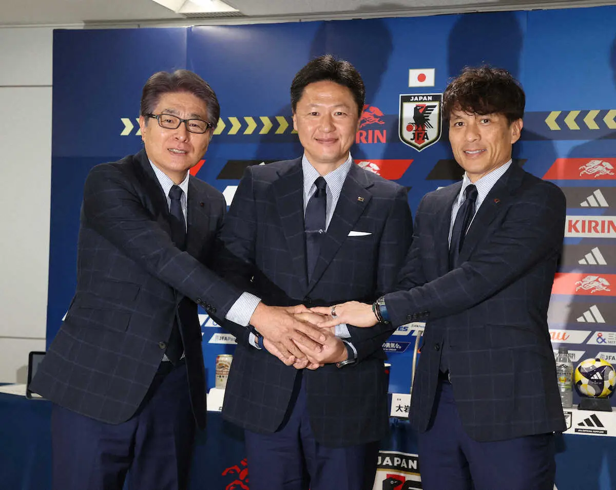 【画像・写真】（左から）山本昌邦ナショナルチームダイレクター、大岩監督、JFA・宮本会長　