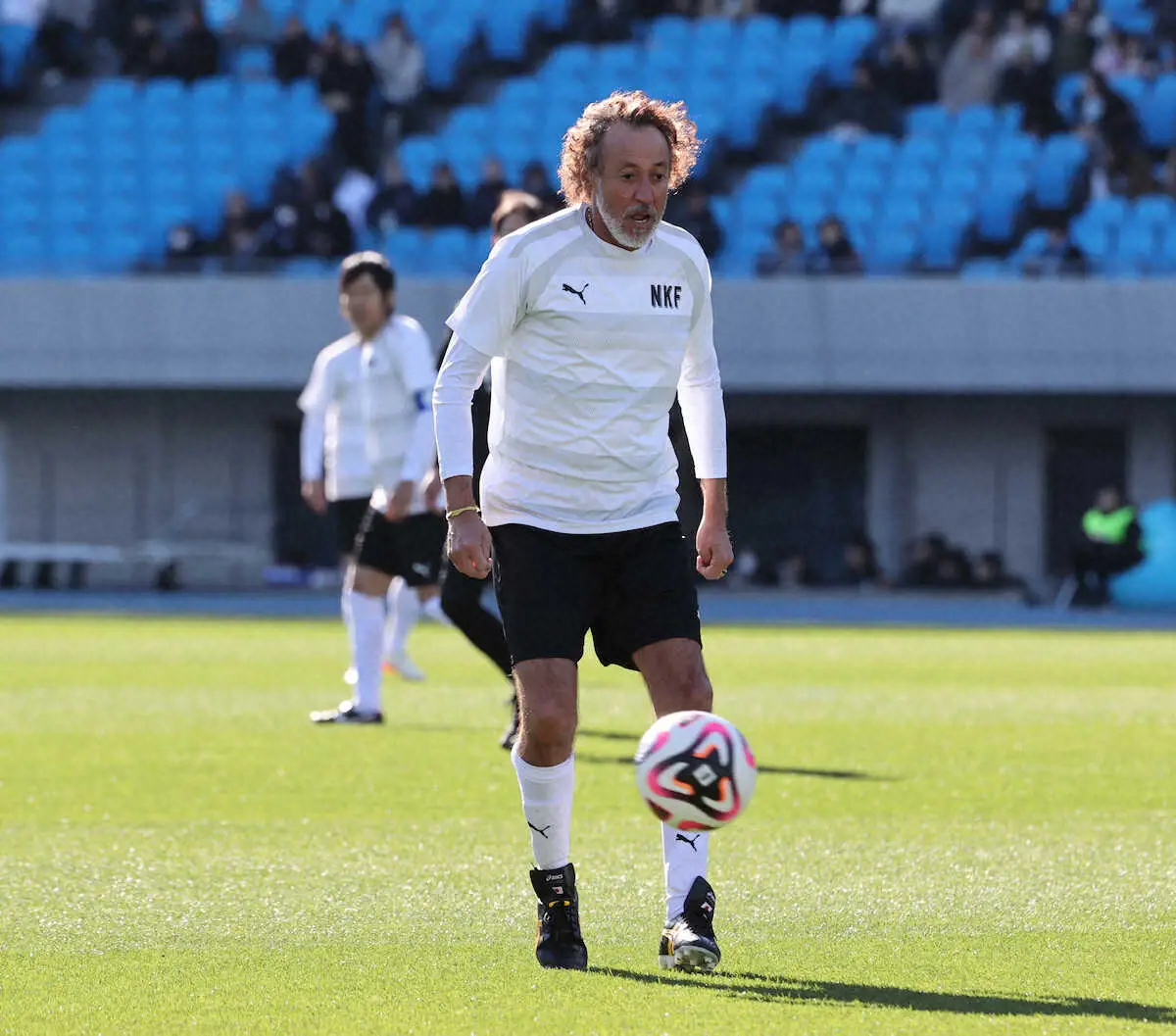 【画像・写真】中村憲剛さんのプレーするラモス瑠偉氏（撮影・小海途　良幹）