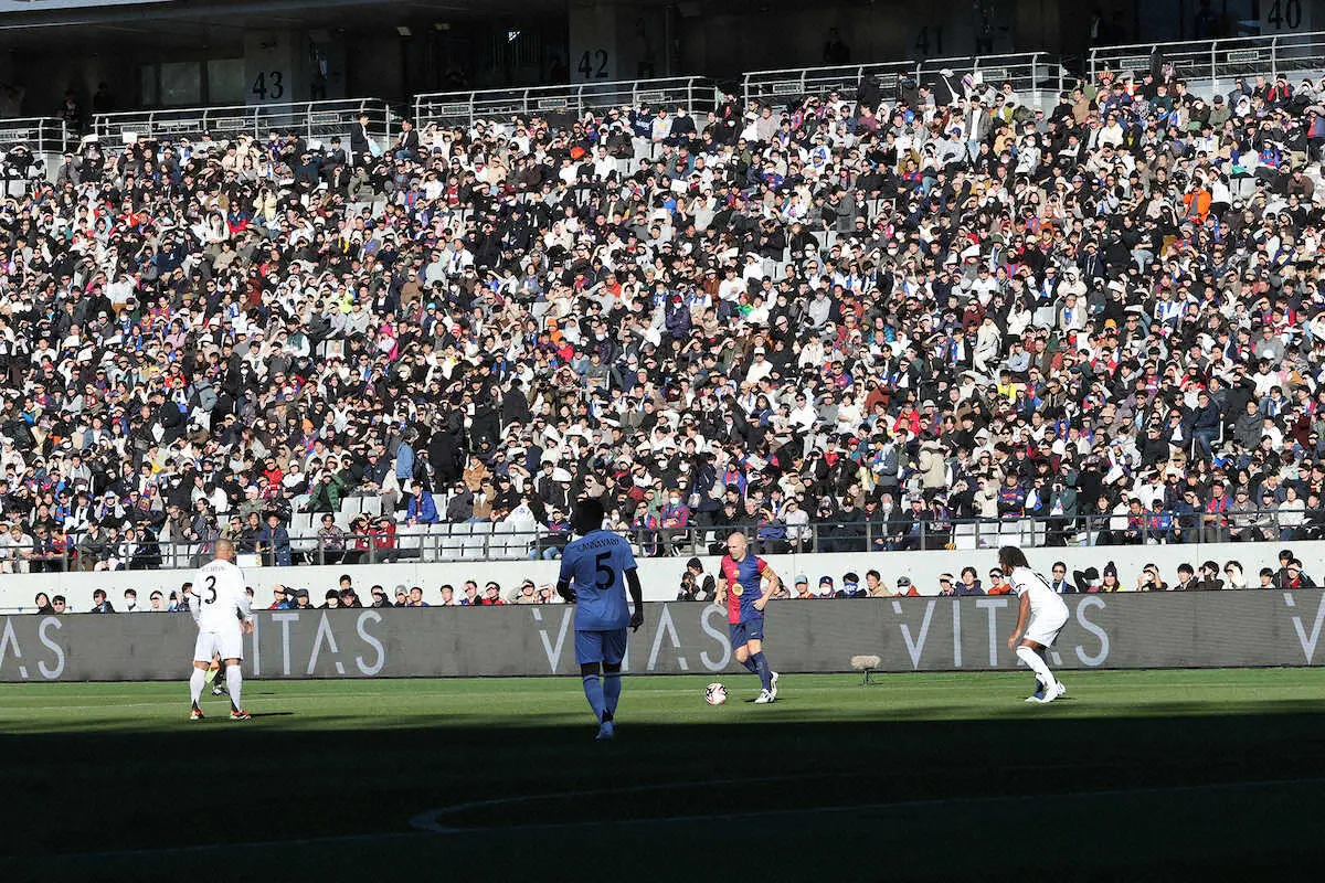 【画像・写真】【イニエスタ引退試合】序盤からレジェンド軍団が好プレー　サビオラ氏シュート→カシージャス氏が好セーブ