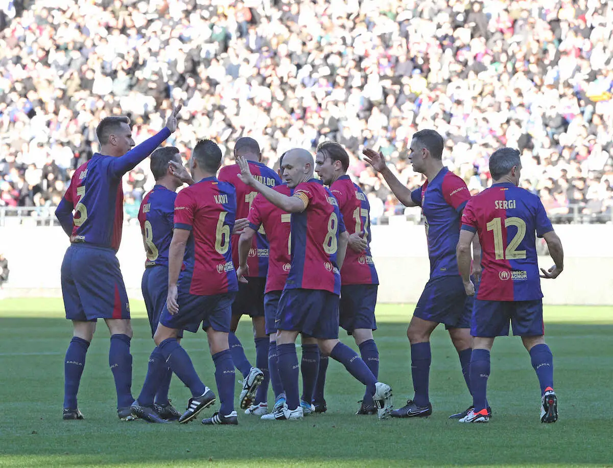 【画像・写真】イニエスタ氏「私にとってサッカーは情熱」　味スタでクラシコ再現引退試合　試合終盤にはOG誘発クロス