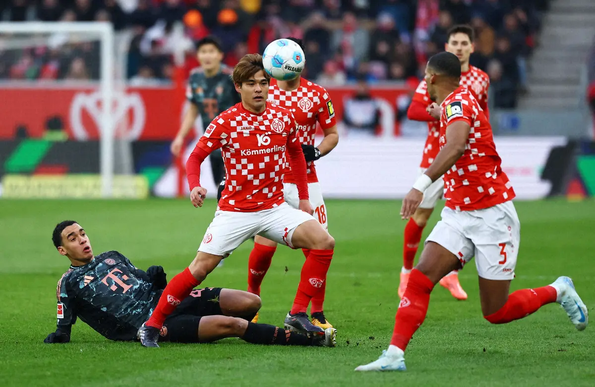 【画像・写真】Bミュンヘン戦でMFムシアラ（左下）を封じたマインツのMF佐野（中央）（ロイター）