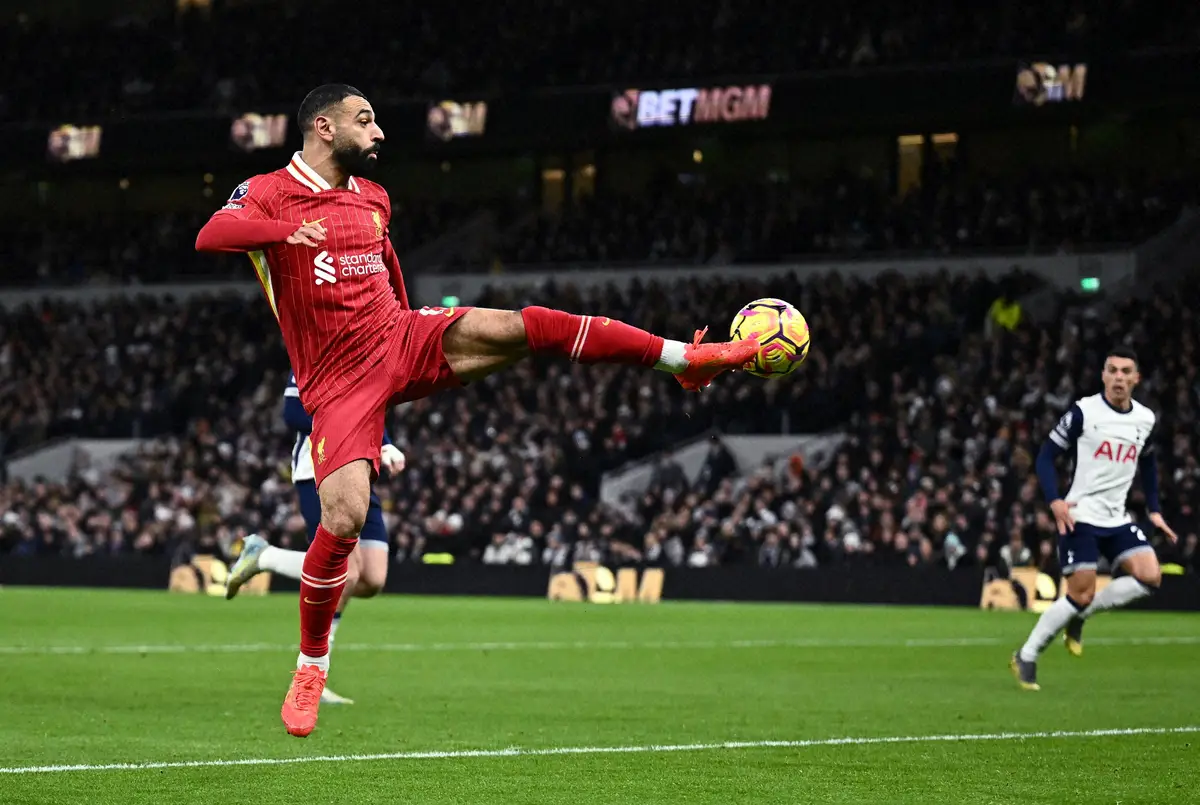 【画像・写真】＜トットナム・リバプール＞前半、トラップするリバプールFWサラー（ロイター）