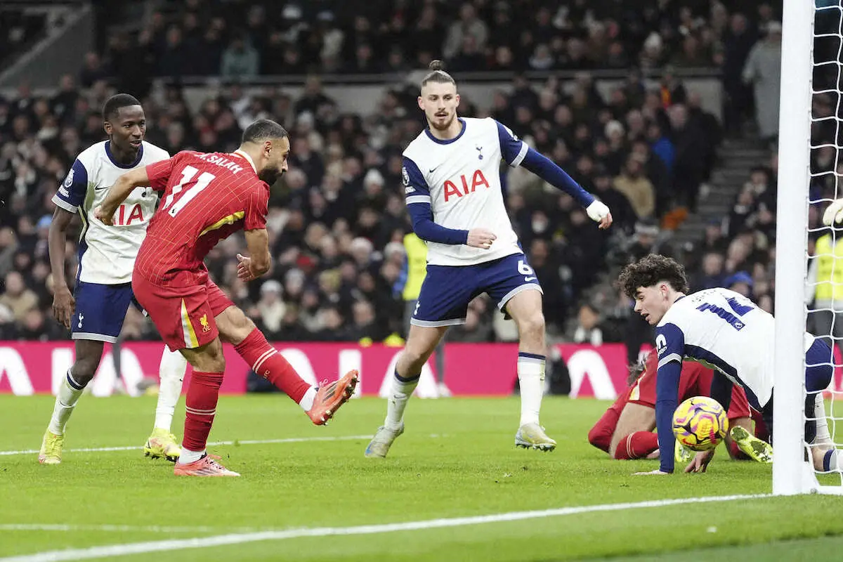 【画像・写真】＜トットナム・リバプール＞ゴールを決めるリバプールFWサラー（左から2人目）（AP）