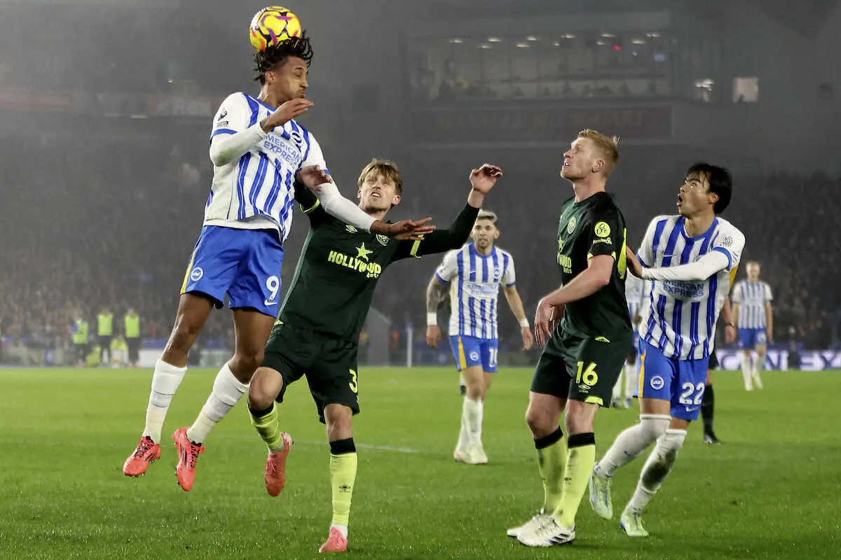 【画像・写真】＜ブライトン・ブレントフォード＞前半、競り合うブライトン・三笘（右端）ら（AP）