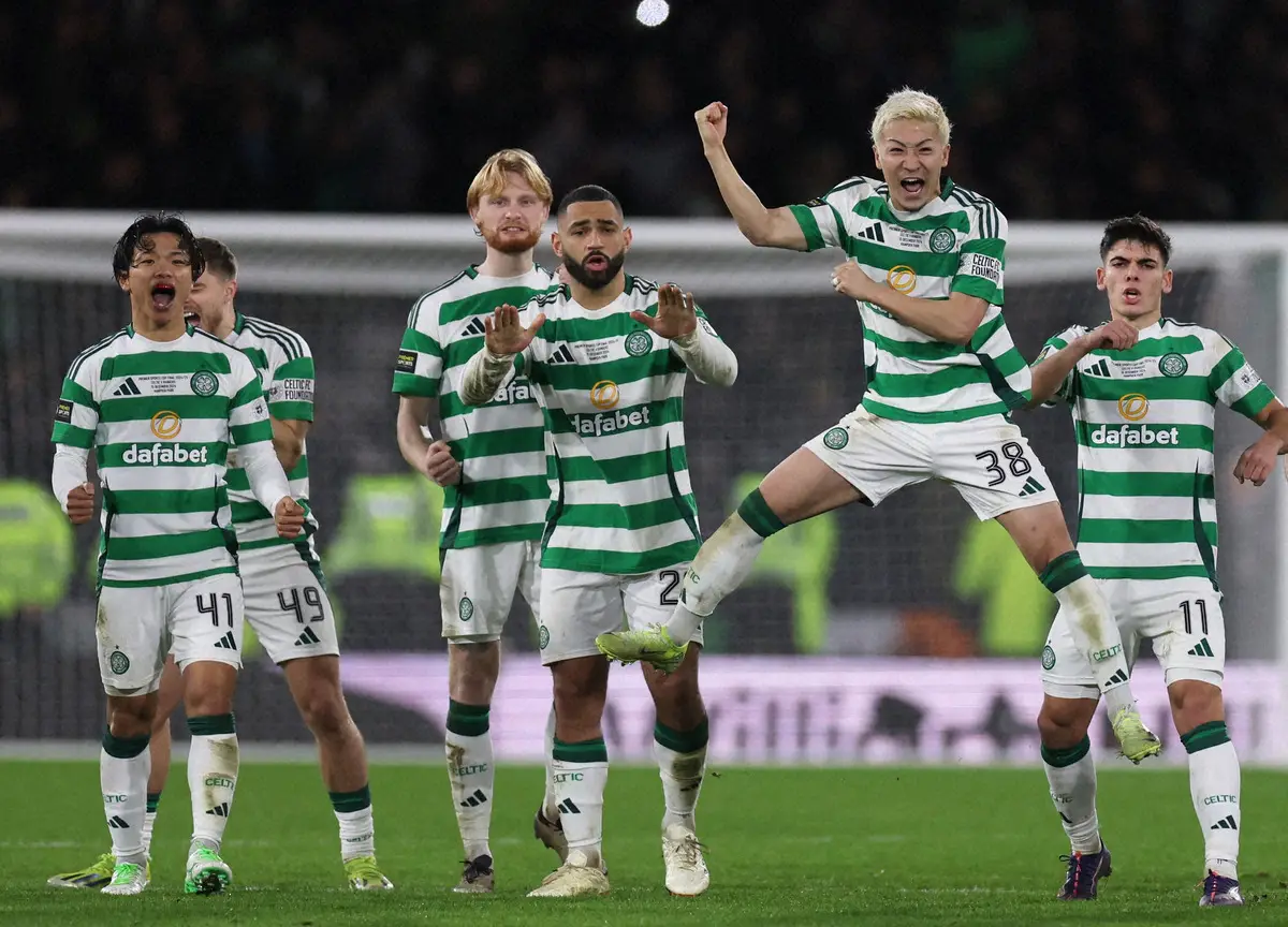 【画像・写真】喜ぶセルティックのFW前田（右から2人目）とMF旗手（左端）（ロイター）