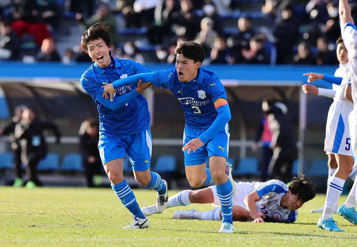 【画像・写真】全国高校サッカー選手権＜1回戦　東北学院・奈良育英＞後半、勝ち越しゴールを決め喜ぶ東北学院・阿部幹（中央）（撮影・光山　貴大）